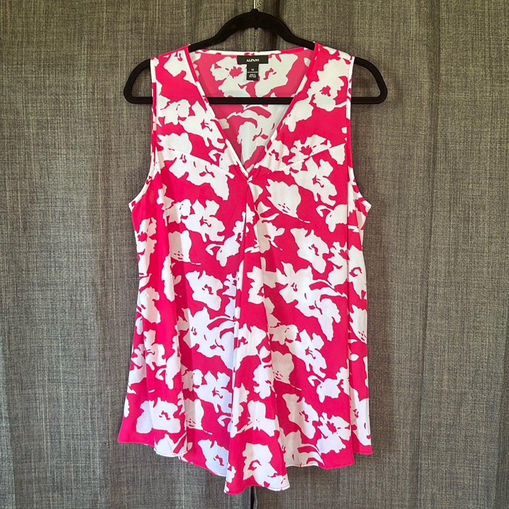 Alfani pink and white sleeveless vneck blouse with pleat in center draped